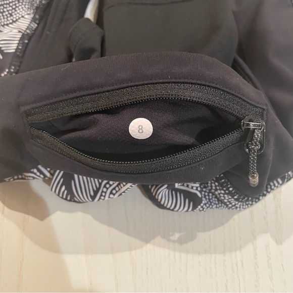 Lululemon Speed Short W7A19S (Dottie Tribe White Black / Black) - Size 8 - Picture 7 of 7